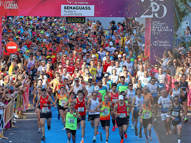 Corredores en la Pujada a la Montieleta, carrera popular 10K en Benaguasil, Valencia